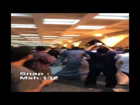 شاهد لاعب المنتخب السعودي يعتدي على مواطن في مطار جدة