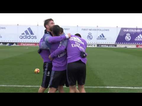 بالفيديو  لاعبو ريال مدريد يستعدون لـالكلاسيكو باستخدام كرات التنس