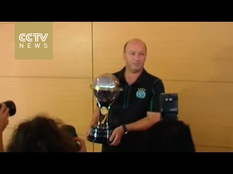 شاهد لحظات منح الفريق البرازيلي المنكوب الكأس