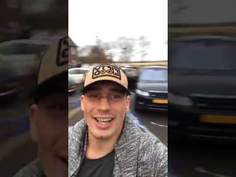 بالفيديو  ريكو فيرهوفن يحتفل مع جيرانه بفوزه على بدر هاري