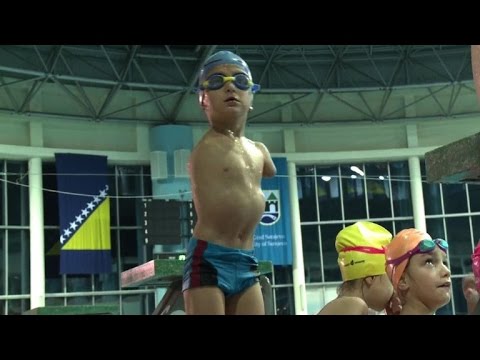 شاهد سباحون بوسنيون من ذوي الاحتياجات الخاصة