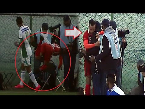 شاهد لاعب نهضة بركان يصطدم بأحد الصحافيين بقوة في مباراة الرجاء