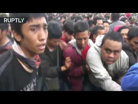 بالفيديو  آلاف المشجعين يصابون بجروح في جاكرتا