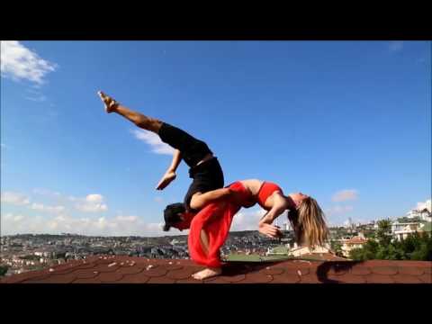 شاهد شاب وصديقته يقدمان استعراضًا مذهلاً فوق سقف بناية