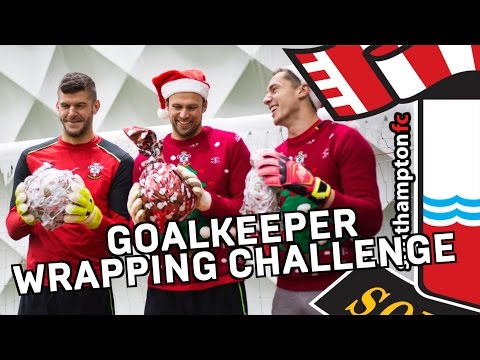شاهد تحدي بين حراس ساوثهامبتون في لف هدايا الكريسماس