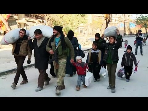 بالفيديو  المدنيون ومقاتلو المعارضة يغادرون حلب بعد دمارها