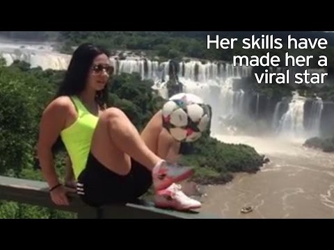 شاهد فتاة حسناء تنافس رونالدو وميسي