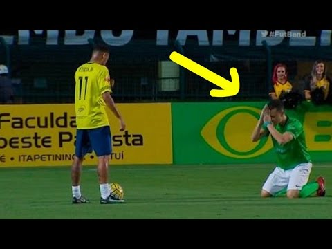 شاهد لاعب يتوسل إلى نيمار كي لا يتلاعب به