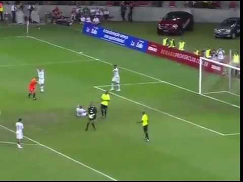 شاهد  حكم يحتسب ضربة جزاء من ركلة جزاء آخرى