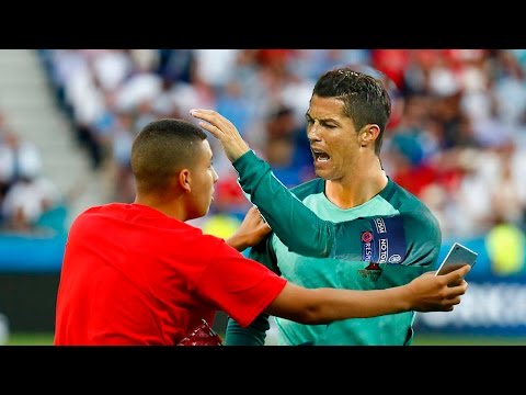 شاهد مواقف وطرائف نجوم الملاعب مع حاملي الكرات