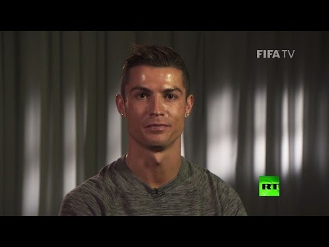 شاهد رونالدو يبدأ بالروسية دعوته لكأس القارات في موسكو