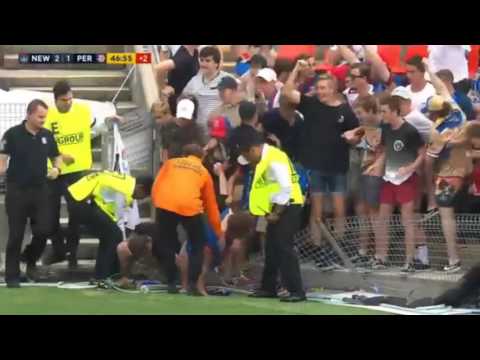 شاهد تدافع الجماهير لتحية لاعب أسترالي تدهس أكثر من مشجع