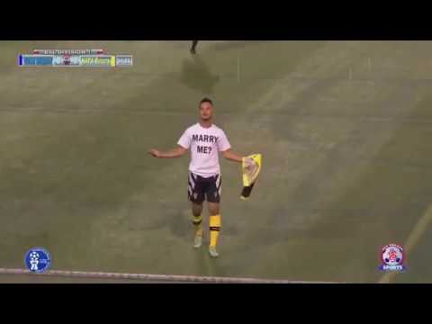 لاعب يحتفل بهدفه الرائع بطلب الزواج من صديقته