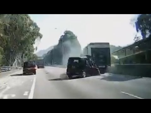 شاهد مسن يطارد الموت بسيارة