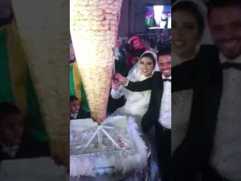 شاهد لحظة تقطيع تورتة الشاورما في زفاف لاعب الحرس