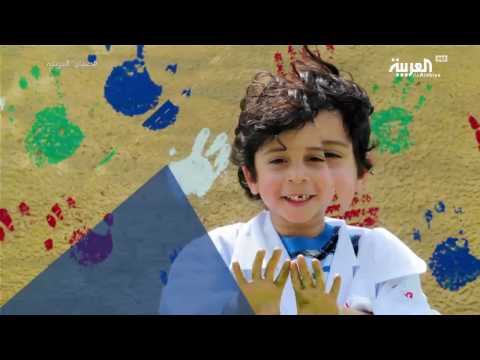 شاهد طفل يتسلق حاجزًا كالرجل العنكبوت