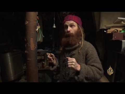 شاهد محام يعيش في كوخ بصحبة أرنب