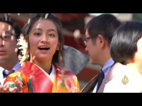 شاهد اليابانيون يحاربون الأرواح الشريرة بفول الصويا