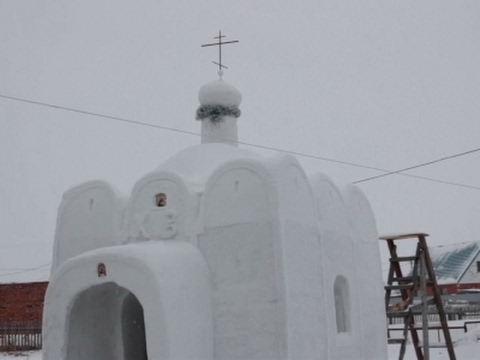 بالفيديو بناء كنيسة  ضخمة من الثلج في مدينة سيبيريا الروسية