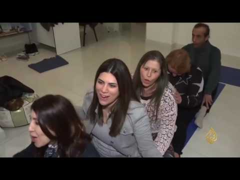 بالفيديو  اكتشف دور يوغا الضحك في تحسين المزاج