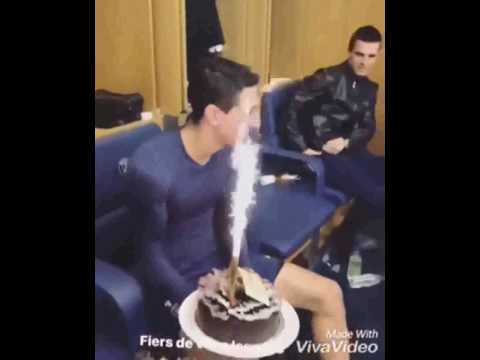 شاهد لاعبو سان جيرمان يحتفلون بعيد ميلاد دى ماريا