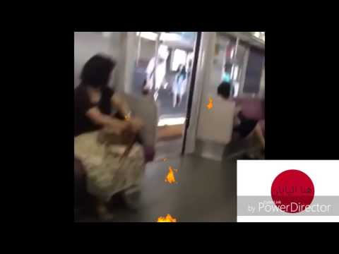 بالفيديو النوم يضع رجلًا في موقف محرج في المترو