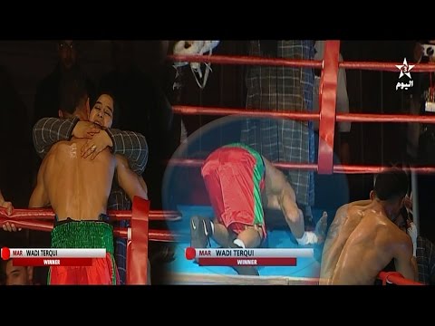 شاهد ملاكم مغربي يُقبل قدم أمه