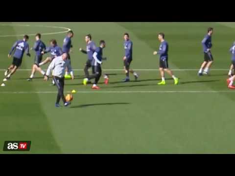 زين الدين زيدان يستعيد ذكرياته مع الكرة في تدريبات الريال