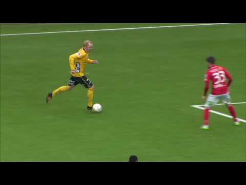 شاهد حكم سويدي يثير الجدل حول ضربة جزاء