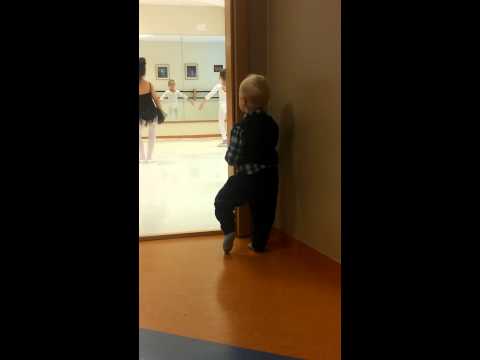 بالفيديو لقطات مذهلة لطفل يتعلم الباليه سرًا من شقيقته