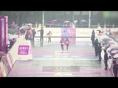 شاهد سباق ماراثون ينتهي بخطأ طريف