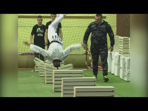 شاهد مراهق من البوسنة يحطم رقمًا قياسيًا برأسه