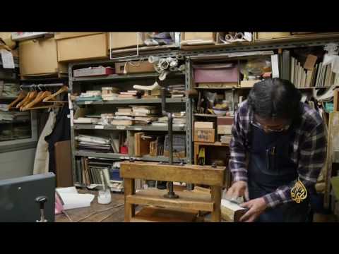 ياباني يحترف مهنة تصليح الكتب