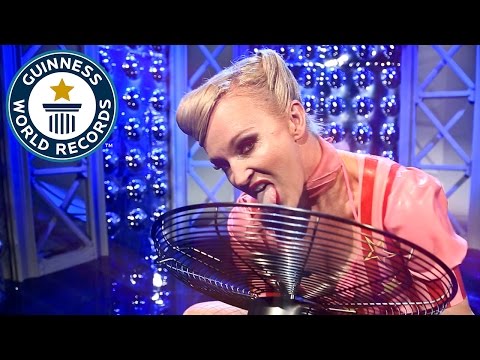 امرأة توقف شفرات مروحتين كهربائيتين بلسانها