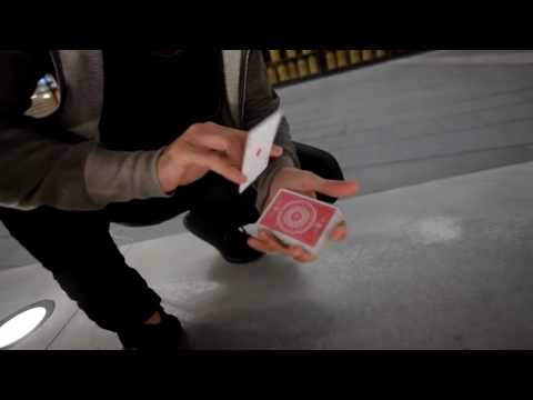 شاب يستعرض مهارات خفة يده في لعبة الكوتشينة