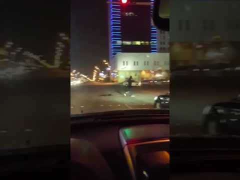 شاهد ماذا فعل شاب يرتدي زي باتمان في شوارع السعودية