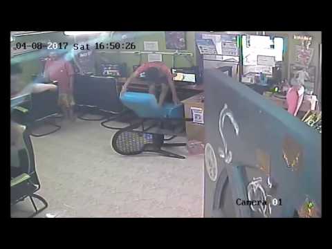 شاهد سيء الحظ يفتح الباب فيحتضنه ثعبان