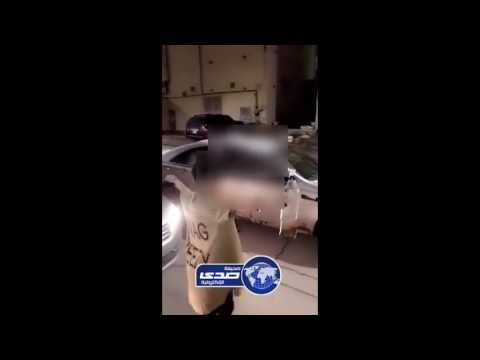 شاهد مراهق يرقص في الشارع بزجاجة خمر يثير استياء السعوديين