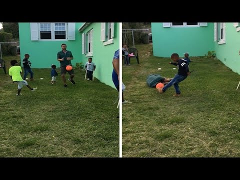 شاهد أب يلعب كرة القدم مع أطفاله