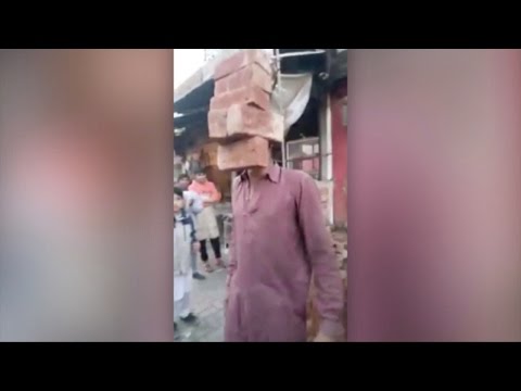 شاهد عامل بناء باكستاني خارق يرفع الطوب بأسنانه