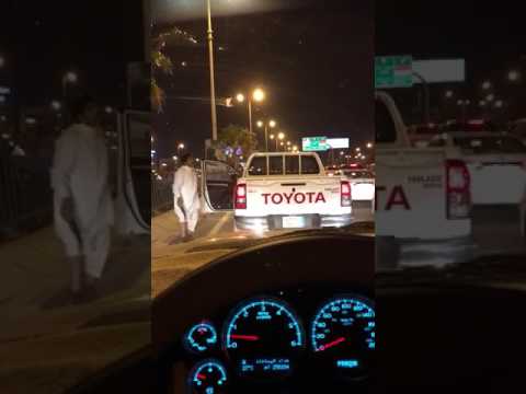 شاهد رجل يرقص بـخنجر في منتصف الطريق يثير استياء السعوديين