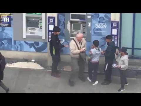 عجوز يلاحق عصابة أطفال حاولت سرقته أمام صراف آلي