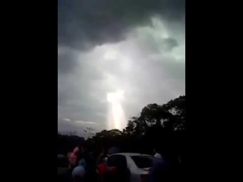 سحابة على شكل المسيح تظهر في سماء مدينة تعرضت إلى انهيار أرضي