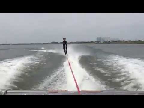 سمكة تطير في الهواء لتوجه ضربة مميتة إلى شاب مغامر 