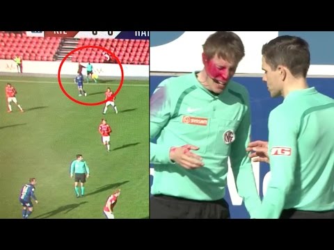 شاهد  مشجع يدهم وجه حكم الراية باللون الأحمر