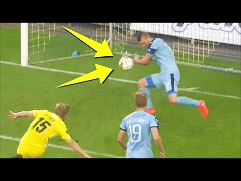  لاعبو كرة قدم أنقذوا مرماهم من أهداف محققة