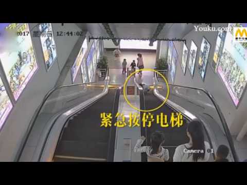 طفل يحشر يده في سلم كهربائي