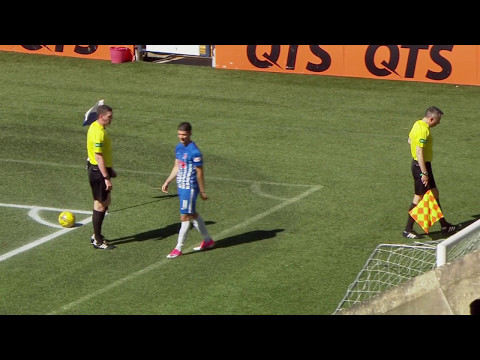 حكم إسكتلندي يشهر الكارت الأحمر لمساعده