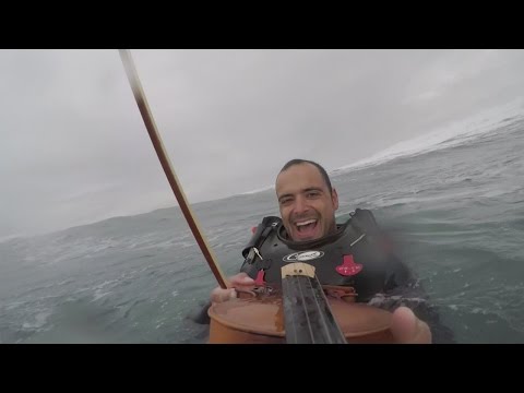 بالفيديو ركوب الأمواج مع العزف على الكمان