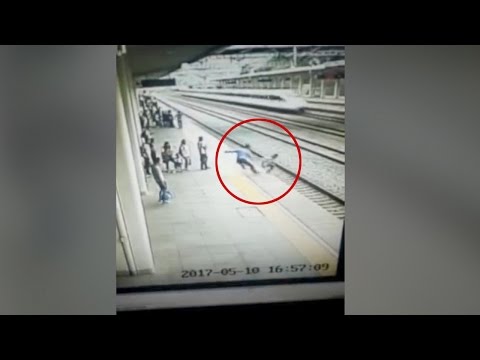 شاب يمنع فتاة من الانتحار أمام قطار في اللحظات الأخيرة